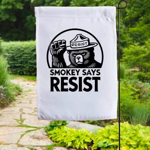 Letrero de jardín con la bandera "Smokey Says Resist" / Decoración de jardín ecoactivista / Antifascismo / Salvar las tierras públicas / Opción de diseño doble / Letrero de doble cara