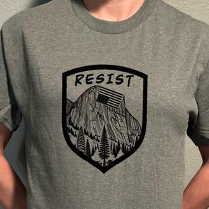 National Parks widerstehen Tee - Parks in Not, umgekehrte Flagge auf El Capitan, Smokey Bärngeschenk, Aktivismus-Shirt, Nationalpark-Krise