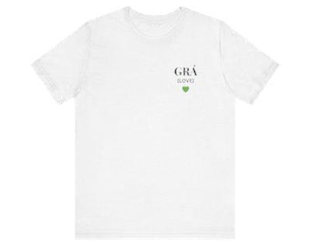 Könnte beinhalten: Weißes T-Shirt mit dem Wort "GRÁ" über "[LOVE]" und einem kleinen grünen Herz. Das T-Shirt hat kurze Ärmel, einen Rundhalsausschnitt und ist aus weichem Stoff.