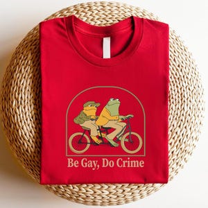 Trendy Pride Parade Shirt, Be gay do crime funny shirt, LGBTQ T-Shirt, Gay Pride Outfit Gift, Funny Frog and Friend Shirt, Future is Queer Bild 2