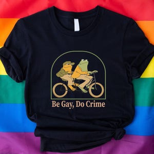 Trendy Pride Parade Shirt, Be gay do crime funny shirt, LGBTQ T-Shirt, Gay Pride Outfit Gift, Funny Frog and Friend Shirt, Future is Queer Bild 5