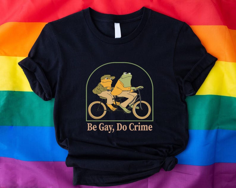 Trendy Pride Parade Shirt, Be gay do crime funny shirt, LGBTQ T-Shirt, Gay Pride Outfit Gift, Funny Frog and Friend Shirt, Future is Queer Bild 5