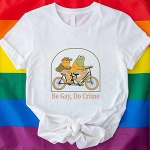 Trendy Pride Parade Shirt, Be gay do crime funny shirt, LGBTQ T-Shirt, Gay Pride Outfit Gift, Funny Frog and Friend Shirt, Future is Queer Bild 6