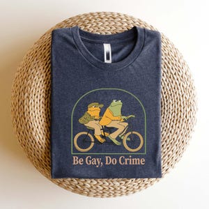 Trendy Pride Parade Shirt, Be gay do crime funny shirt, LGBTQ T-Shirt, Gay Pride Outfit Gift, Funny Frog and Friend Shirt, Future is Queer Bild 4