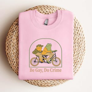 Trendy Pride Parade Shirt, Be gay do crime funny shirt, LGBTQ T-Shirt, Gay Pride Outfit Gift, Funny Frog and Friend Shirt, Future is Queer Bild 3