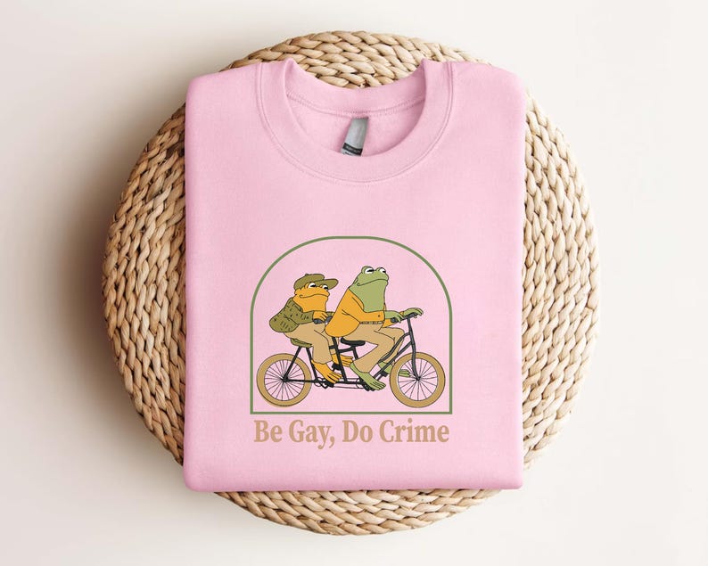 Trendy Pride Parade Shirt, Be gay do crime funny shirt, LGBTQ T-Shirt, Gay Pride Outfit Gift, Funny Frog and Friend Shirt, Future is Queer Bild 3