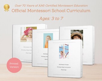 Puede incluir: Tres carpetas blancas con fotos coloridas de niños en la parte delantera. Las carpetas están etiquetadas como "Montessori House Primary Class Curriculum" con el año del plan de estudios indicado debajo. El texto "Over 70 Years of AMI-Certified Montessori Education Official Montessori School Curriculum Ages: 3 to 7" está en la parte superior de la imagen.