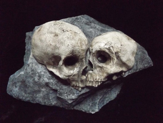 Love Rock Human Skulls Macabre Home Indoor Dungeon Decor Halloween Haunt Creepy Dead Eternal Kiss Fossil Bones Grave Prop Gothic Dark Garden
