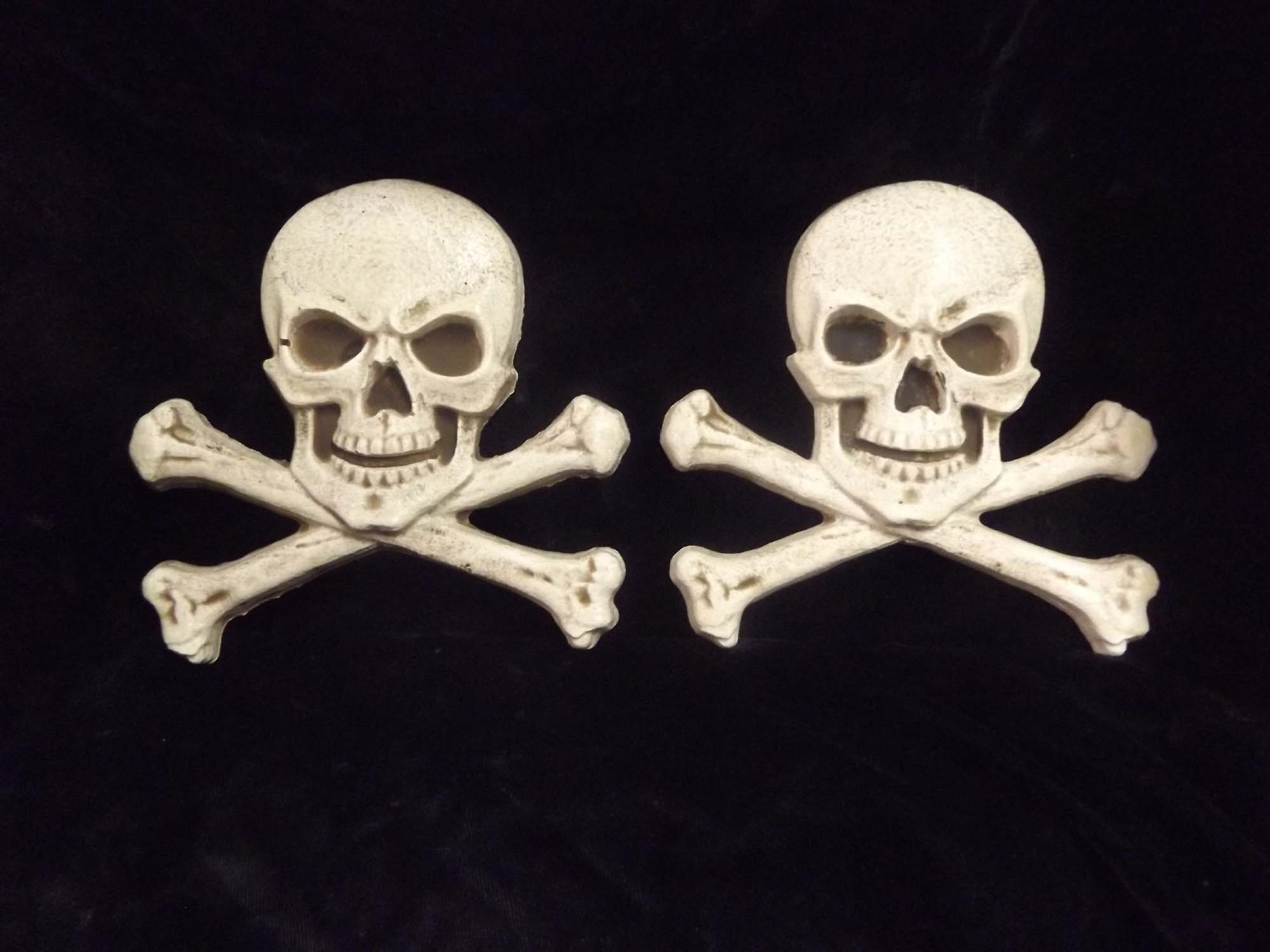 Skull and Crossbones Wall Plaque Set Gothic Home Decor Pirate