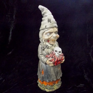 Garden Gnome Woman Zombie Mom Statue Hungry Hagatha Indoor Outdoor Decor Gothic Home Decor Halloween Decoration Macabre Gore Decor