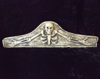 Skeleton Arms Bone Wall Plaque Dark Welcome Sign Home Decor Halloween Prop Gothic Door Arch Hanging Creepy Skull Dungeon Haunt Decoration
