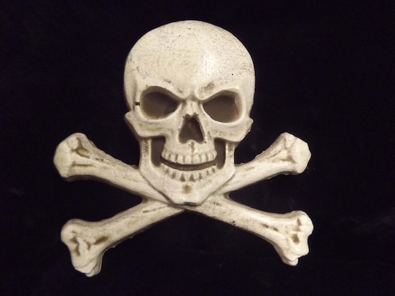 Skull and Crossbones Wall Plaque Set Gothic Home Decor Pirate
