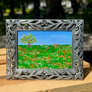 Mini cuadro enmarcado: Flores silvestres de verano y árbol. Pequeña obra de arte original.
