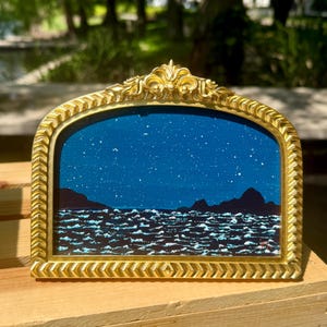 Mini pintura de paisagem marinha – oceano estrelado em moldura dourada – arte costeira original