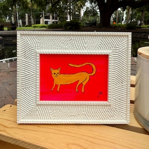 Minipintura caprichosa de un gato naranja – Arte original enmarcado de 4x5 sobre cartón – Fondo rosa brillante – Arte acrílico pequeño de un gato por jennmichelle