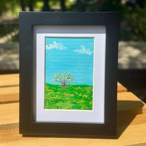 Mini paisaje primaveral: flores amarillas y árbol bajo un cielo azul – Arte enmarcado de 4x5