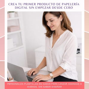 Puede incluir: Una mujer con una camisa blanca usa una laptop. La imagen tiene texto: "CREA TU PRIMER PRODUCTO DE PAPELERÍA DIGITAL SIN EMPEZAR DESDE CERO" y "PERSONALIZA PLANTILLAS EN CANVA PARA LANZAR AGENDAS O DIARIOS, SIN SABER DISEÑAR" con "By Alma Journaling" abajo.