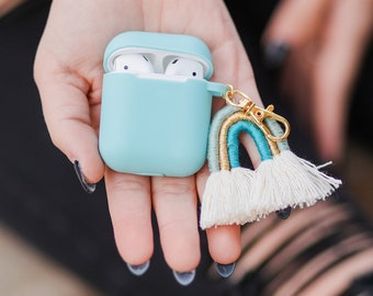 Capa para AirPods com chaveiro de macramê arco-íris, estilo boho, em silicone, para 1ª e 2ª geração.