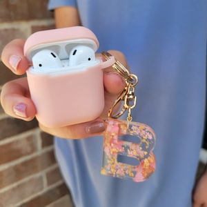 Estuche para AirPods con inicial de resina para 1.ª y 2.ª generación - Llavero con estuche para AirPods - Llavero con letra de resina - Estuche de silicona para AirPods