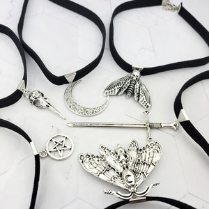 Schwarzer Gothic Choker - Samt Choker - Okkulter Schmuck - Halloween Motte Halskette