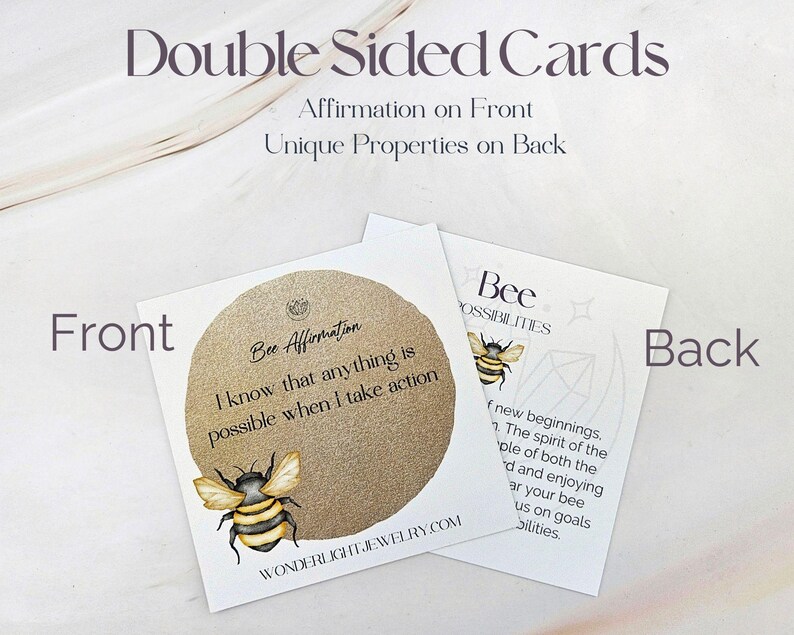 Pode incluir: Dois cart&otilde;es quadrados brancos rotulados como Front e Back. O cart&atilde;o frontal apresenta um c&iacute;rculo dourado com o texto Bee Affirmation e I know that anything is possible when I take action, al&eacute;m de uma ilustra&ccedil;&atilde;o de abelha. O cart&atilde;o traseiro mostra Bee Possibilities.