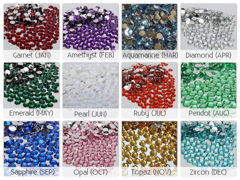 Pode incluir: Uma cole&ccedil;&atilde;o de doze grupos de pequenos strass redondos e facetados em v&aacute;rias cores, cada um rotulado com o nome de uma pedra de nascimento e m&ecirc;s: Garnet (JAN), Amethyst (FEB), Aquamarine (MAR), Diamond (APR), Emerald (MAY), Pearl (JUN), Ruby (JUL), Peridot (AUG), Sapphire (SEP), Opal (OCT), Topaz (NOV) e Zircon (DEC).
