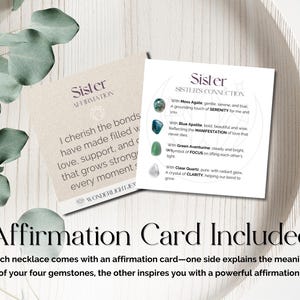 Może przedstawiać: Kartka z tekstem "Sister Affirmation" i "Sister's Connection" z opisem czterech kamieni szlachetnych i ich znaczeń. Kartka zawiera afirmację "Cenię więzi, kt&oacute;re stworzyliśmy, wypełnione miłością, wsparciem i troską, kt&oacute;re wzmacniają się z każdym momentem."