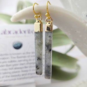 Orecchini con pietre preziose di labradorite curative - Orecchini geometrici a barra sottile - Orecchini con cristalli di trasformazione - Carta di affermazione - Acciaio inossidabile dorato
