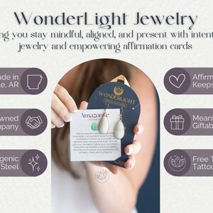 Pode incluir: Brincos de amazonita em forma de gota com ganchos dourados exibidos em um cart&atilde;o da marca. O cart&atilde;o cont&eacute;m o texto WonderLight Jewelry, Amazonite e texto descritivo sobre a pedra. Os destaques incluem Handmade in Bentonville, AR, Woman Owned Company, Hypoallergenic Stainless Steel, Affirmation Card Keepsake, Meaningful & Giftable e Free Temporary Tattoo Included.