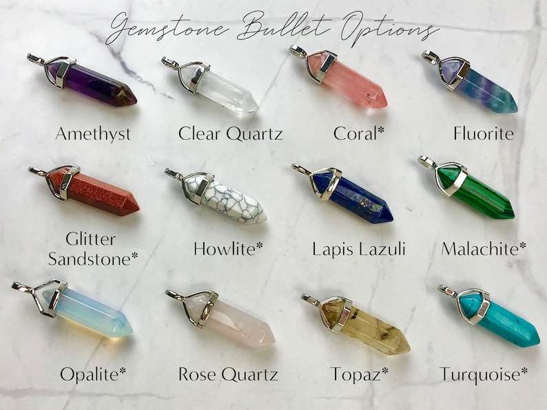 Pu&ograve; includere: Una collezione di pendenti a proiettile di pietre preziose in vari colori, tra cui ametista, quarzo trasparente, corallo, fluorite, arenaria glitterata, howlite, lapislazzuli, malachite, opale, quarzo rosa, topazio e turchese. Ogni pendente ha un cappuccio in metallo color argento.