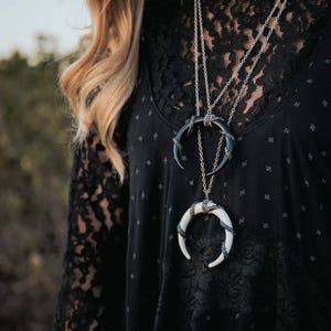 Collana con doppio corno bianco/nero - Collana importante - Collana con luna capovolta - Collana a strati Boho - Collana con grande luna crescente