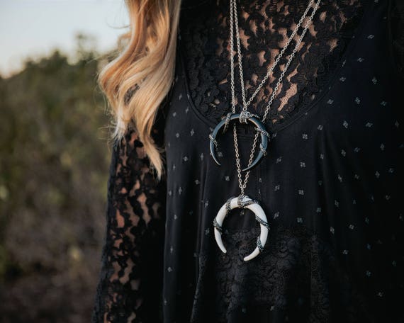Black/white Double Horn Necklace 