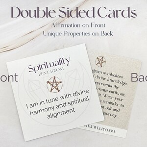 Pu&ograve; includere: Due carte fronte-retro. La carta anteriore recita "Spirituality PENTAGRAM" con un simbolo a stella e l'affermazione "Sono in sintonia con l'armonia divina e l'allineamento spirituale." La carta posteriore ha testo sulla conoscenza divina.