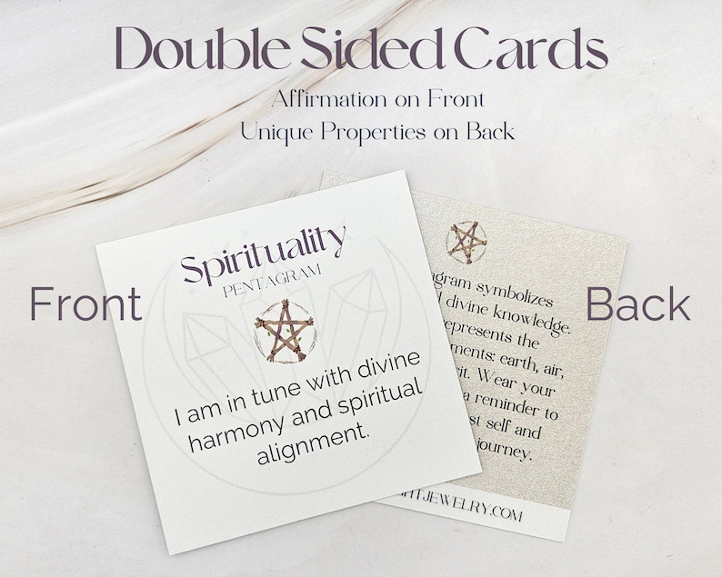Pu&ograve; includere: Due carte fronte-retro. La carta anteriore recita "Spirituality PENTAGRAM" con un simbolo a stella e l'affermazione "Sono in sintonia con l'armonia divina e l'allineamento spirituale." La carta posteriore ha testo sulla conoscenza divina.