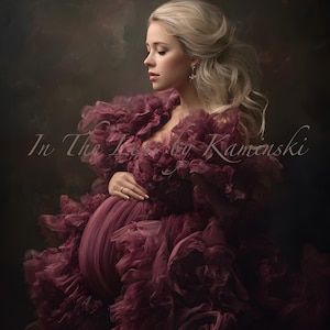 Puede incluir: Una mujer con un vestido burdeos con volantes. El vestido tiene una textura en capas y un escote en V profundo. La mujer tiene el pelo rubio y lleva pendientes. El texto "In The Lens by Kamenski" es visible.
