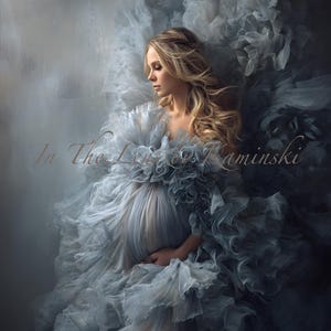 Puede incluir: Una mujer con un vestido azul claro fluido y en capas, con el texto "In The Lens of Laminski". El vestido tiene un escote con volantes y una falda amplia. La mujer se agarra el vientre de embarazada. Su cabello rubio está peinado con ondas sueltas.