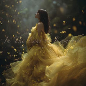 Può includere: Una donna con un abito giallo fluente con dettagli a forma di petalo si trova in un ambiente forestale. L'abito le cade intorno, con foglie gialle che cadono. L'immagine ha un'illuminazione soffusa e il testo "In The Lens by Kamiishi".