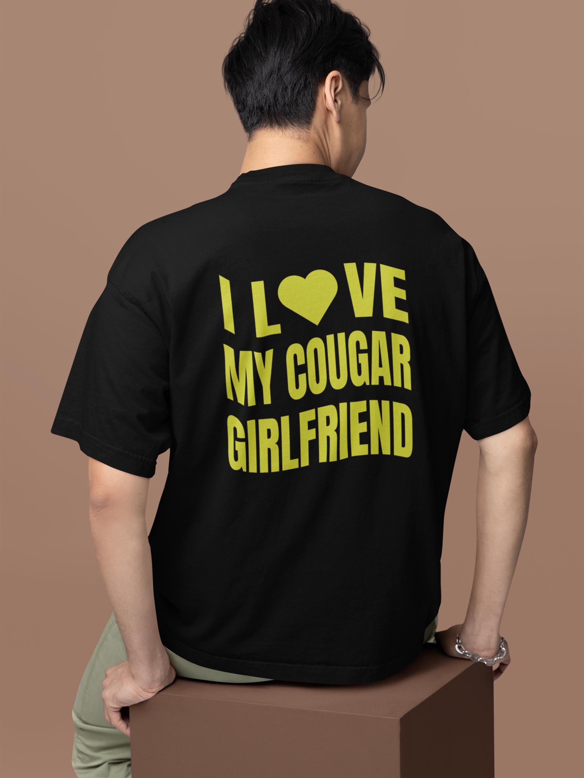 T-shirt Humour "I Love My Cougar Girlfriend" - Unisexe, Manches Courtes, Plusieurs Couleurs Disponibles