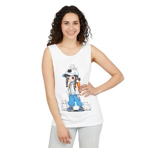 かわいい猫のバックパッカーユニセックスタンクトップ、漫画グラフィックTシャツ、夏服、ペット愛好家へのギフト、アニメスタイルの服、カジュアルストリートウェア