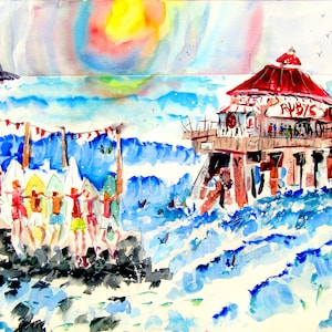 Könnte beinhalten: Aquarellmalerei eines Piers mit einem rotbedachten Gebäude mit der Aufschrift "RUBY'S". Surfer stehen vor bunten Surfbrettern. Das Meer ist mit blauen und weißen Wellen unter einem farbenfrohen Himmel dargestellt.