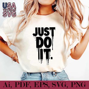 K&ouml;nnte beinhalten: Ein wei&szlig;es T-Shirt mit dem Text "JUST DO IT." in Schwarz gedruckt mit tropfenden Farbeffekten.