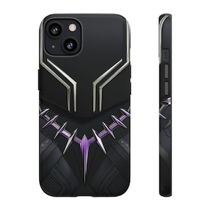 Pode incluir: Capa de telefone preta com um design de Pantera Negra. A capa apresenta um gráfico detalhado da máscara e do traje do super-herói, com detalhes prateados e roxos. A capa é mostrada de frente e de lado.
