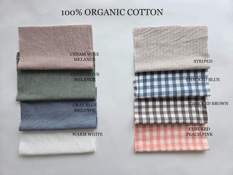 Peut inclure: Une collection d'&eacute;chantillons de tissu 100% coton biologique dispos&eacute;s en deux colonnes. La colonne de gauche pr&eacute;sente des couleurs unies &eacute;tiquet&eacute;es Cream Wine Melange, Coniferous Melange, Gray Blue Melange et Warm White. La colonne de droite montre des motifs &eacute;tiquet&eacute;s Striped, Checked Blue, Checked Brown et Checked Peach Pink.