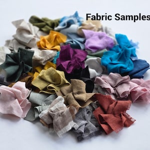 Puede incluir: Una colección de muestras de tela en varios colores, incluyendo azul, morado, amarillo y rosa. El texto "Fabric Samples" se muestra en negro. La tela está dispuesta en un montón, con cada pieza doblada y agrupada.