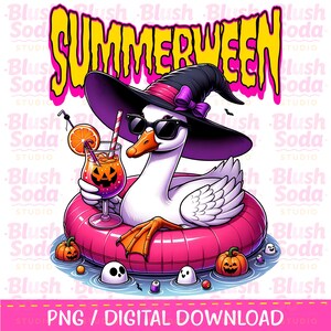 Peut inclure: Illustration numérique d'une oie portant des lunettes de soleil et un chapeau de sorcière, flottant sur un anneau gonflable rose. L'oie tient un cocktail avec un motif de citrouille d'Halloween. Le mot "SUMMERWEEN" est affiché en jaune et rose.