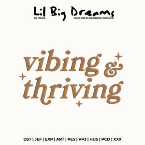 以下が含まれることがあります： 「vibing & thriving」の文字が茶色のテクスチャフォントで刺繍されたデザイン。星のアクセント付き。上部に「Lil Big Dreams」と「MACHINE EMBROIDERY DESIGNS」の文字。下部にファイルタイプの略語。