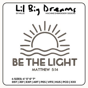 K&ouml;nnte beinhalten: Ein Stickdesign mit Sonne und Wellen, den Worten "BE THE LIGHT" und "MATTHEW 5:14" in braunem Garn. Das Design enth&auml;lt den Text "Lil Big Dreams" und "MACHINE EMBROIDERY DESIGNS". Erh&auml;ltlich in 4 Gr&ouml;&szlig;en: 10 cm, 13 cm, 15 cm und 18 cm.