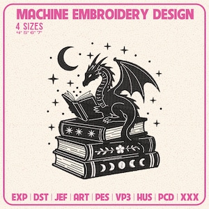 Peut inclure: Un motif de broderie machine noir représentant un dragon lisant un livre ouvert, perché sur une pile de trois livres. Le design inclut un croissant de lune, des étoiles, des motifs floraux et des phases lunaires. Texte : MACHINE EMBROIDERY DESIGN 4 SIZES 4" 5" 6" 7" EXP DST JEF ART PES VP3 HUS PCD XXX.