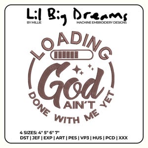 Peut inclure: Un motif de broderie marron avec le texte "Loading God Ain't Done With Me Yet" dans un cercle avec une barre de progression. Le motif est disponible en quatre tailles : 4 pouces, 5 pouces, 6 pouces et 7 pouces. Le motif est disponible dans les formats suivants : DST, JEF, EXP, ART, PES, VP3, HUS, PCD et XXX.