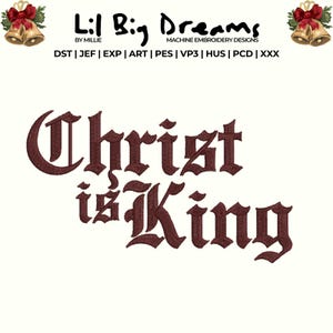 Könnte beinhalten: Ein Stickdesign mit dem Schriftzug "Christ is King" in dunkler roter gotischer Schrift auf cremefarbenem Hintergrund. Oben im Bild sind Weihnachtsglocken mit roten Schleifen zu sehen.